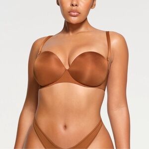 SKIMS Sculpted Strapless Bra in Chestnut Brown
